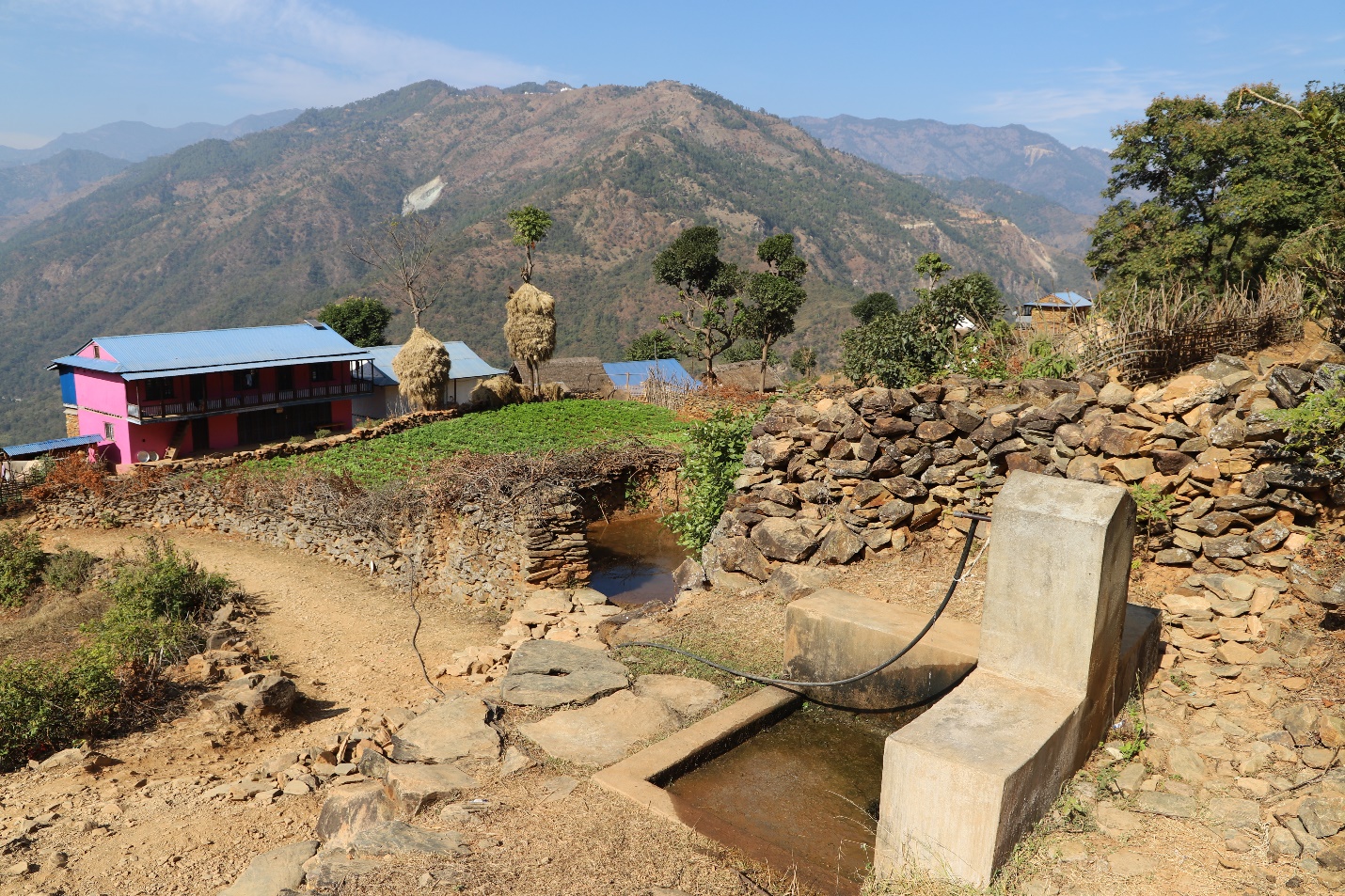 खोटाङको रावाबेसी गाउँपालिकामा खेर गएको पानी संकलन गरी तरकारी बारीका सदुपयोग ।