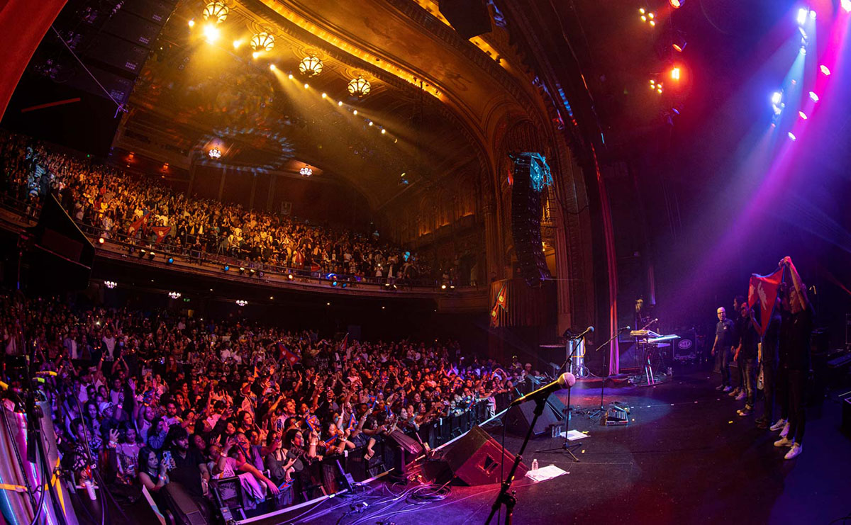 02-Audience-pay-a-standing-ovation-to-the-Nepathya-in-San-Francisco.-Photo-Dipit-Raz-1723472619.jpg