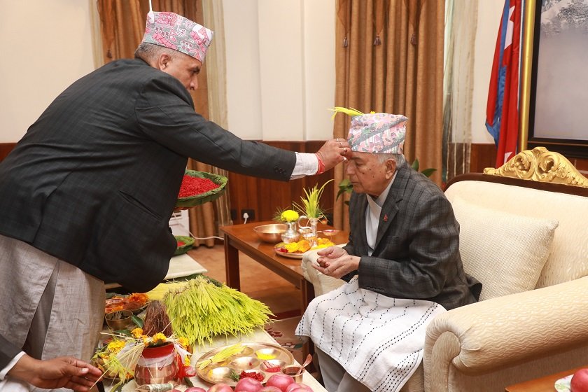 राष्ट्रपतिले लगाए बडा दशैंकाे टीका, जमरा