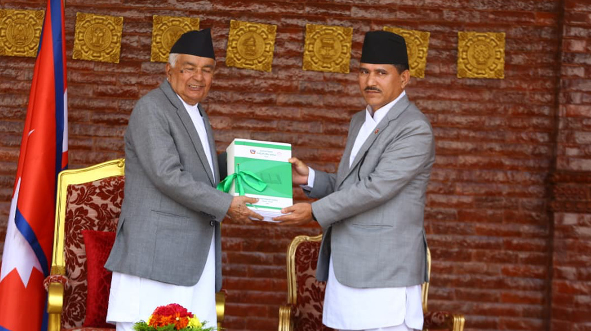 महालेखा परीक्षकको प्रतिवेदन राष्ट्रपतिसमक्ष पेश