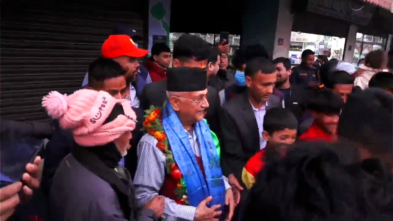 झापाली मतदाता एवम शुभेच्छुकहरुसँग साक्षात्कार गर्दै ओली