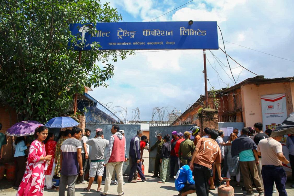 ग्यासका लागि घण्टौँ लाइनमा उपभोक्ता [तस्बिरहरू]