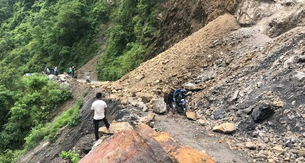 ठाउँठाउँमा पहिरो खस्दा कर्णाली करिडोर अवरुद्ध