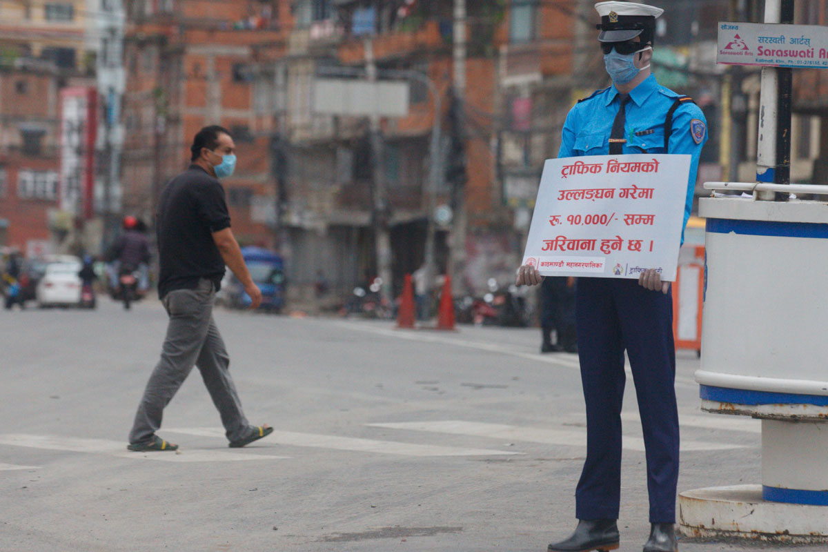 काठमाडाैंका सडकमा ट्राफिक सचेतना फैलाउन ‘डमी ट्राफिक’