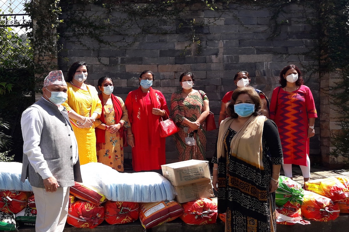 काठमाडौं क्षेत्र नम्वर २ का सुत्केरी महिलालाई देउवाले गरिन राहत वितरण