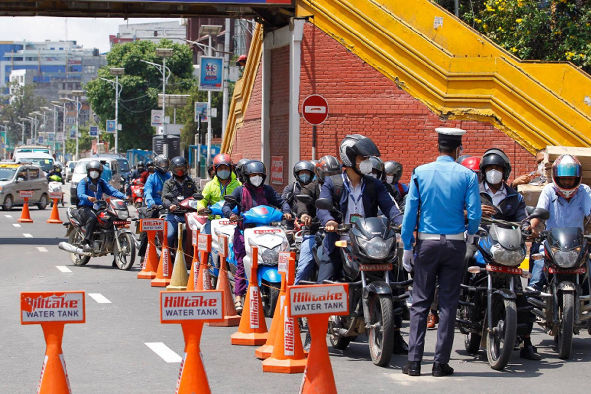 दुई हजार चार सय बयानब्बे जना ट्राफिक कारबाहीमा