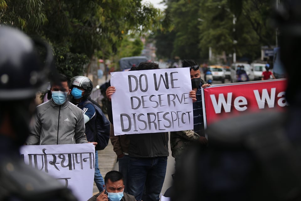 फ्रन्टलाइनरको चित्र पुनः कोर्न माग गर्दै कलाकारले गरे प्रदर्शन (फोटोफिचर)