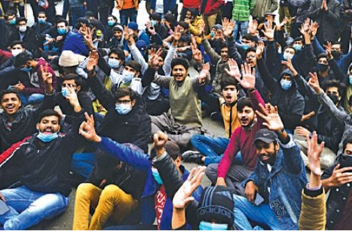 विद्यार्थी युनियनमाथिको प्रतिबन्धको विरोधमा पाकिस्तानको पेसावरमा प्रदर्शन