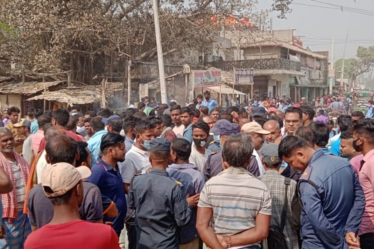 धनुषामा स्थानीय व्यापारी र प्रहरीबीच झडप, अश्रुग्यास प्रहार, दुईजना घाइते