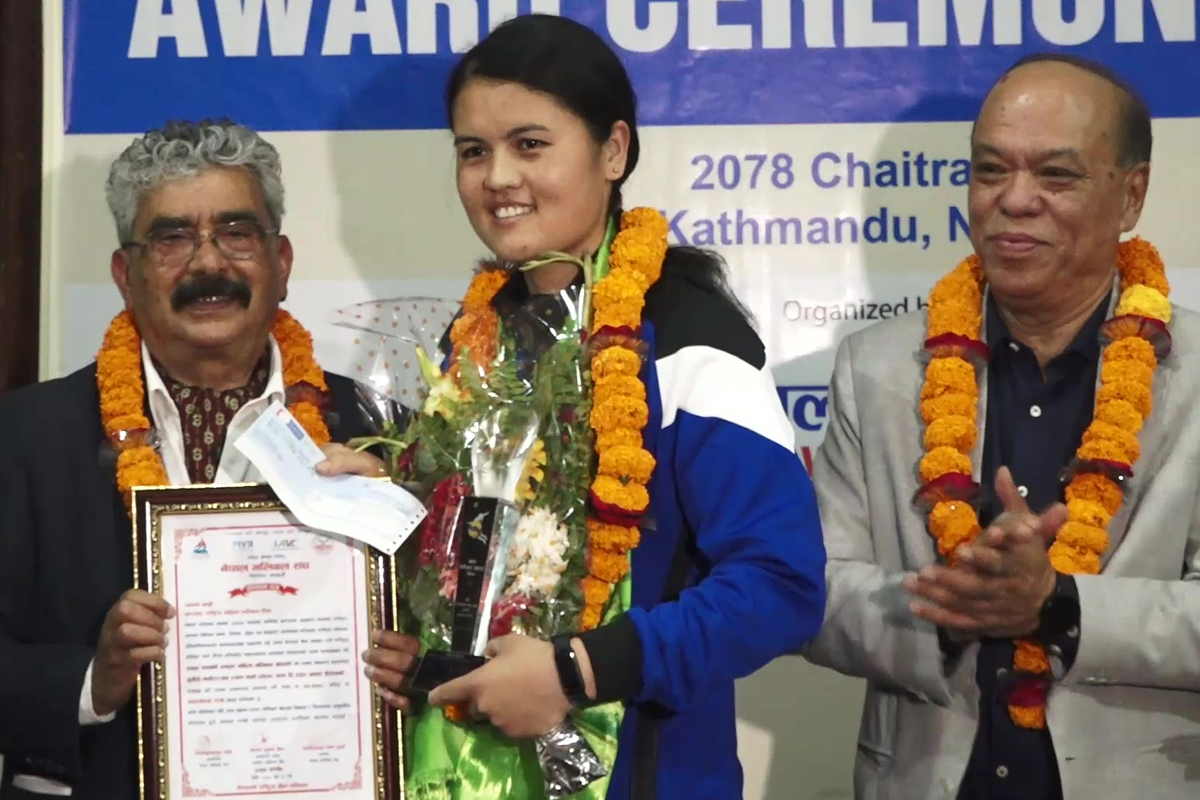 वर्षको उत्कृष्ट महिला भलिबल खेलाडीबाट अरुणा शाही सम्मानित