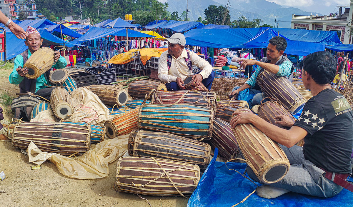 तिहारमा पनि बढेन मादलको व्यापार