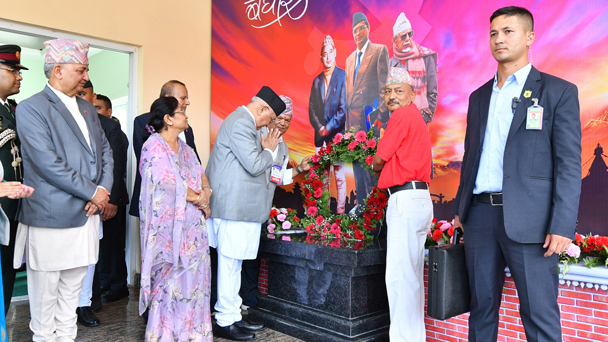 प्रधानमन्त्री ओलीले गरे शीर्ष नेताको तस्बिरमा माल्यार्पण