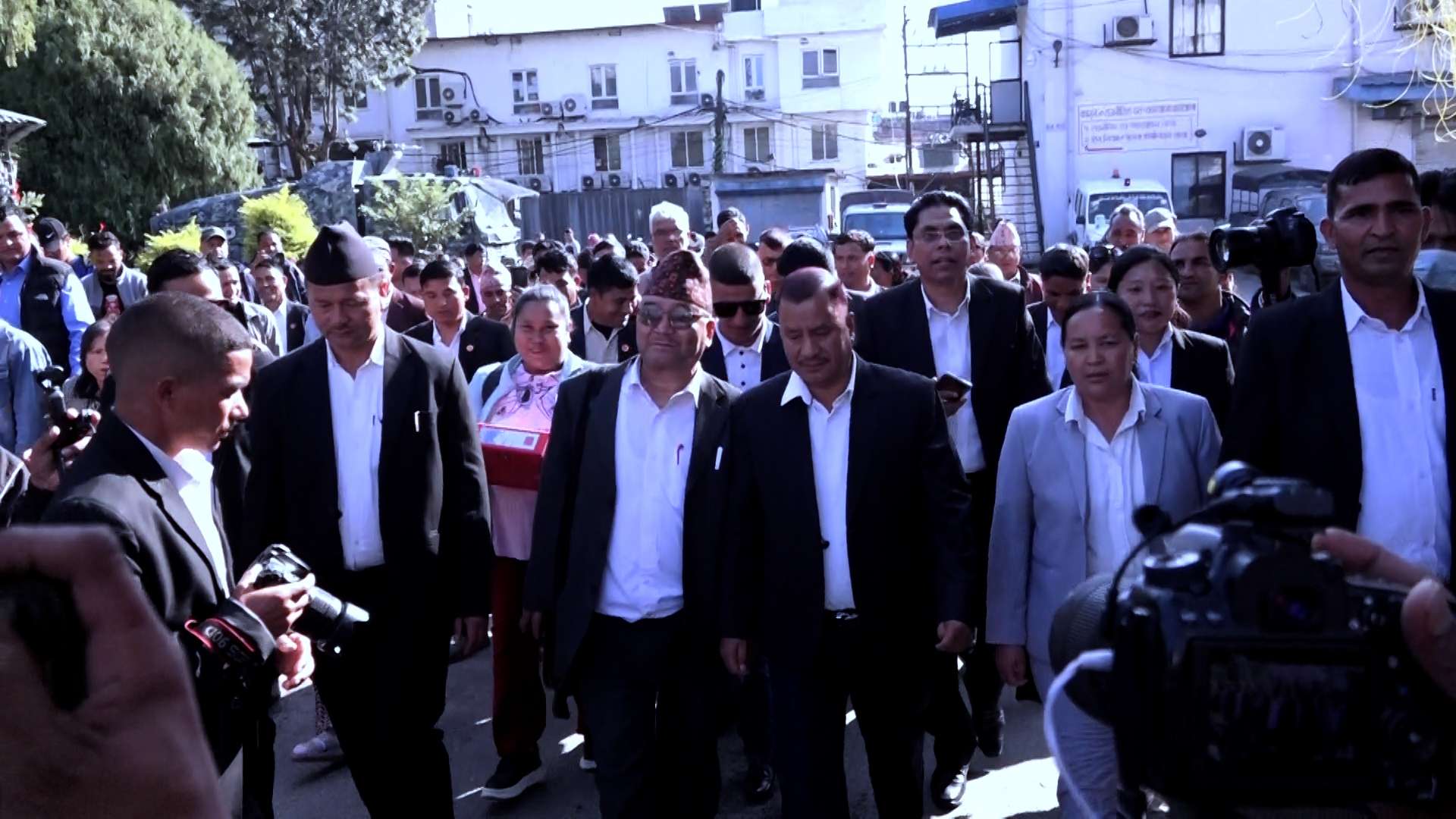 विप्लवको नेकपाले गर्यो निर्वाचन आयोग पुगेर सनाखत 