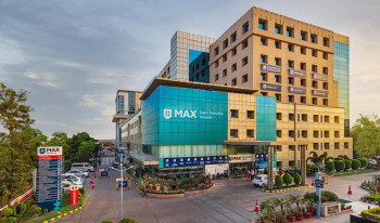 भारतको म्याक्स अस्पतालमा नेपाली बिरामीको जटिल क्यान्सरको सफल उपचार