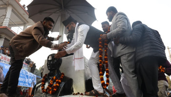 लहानमा मधेशका प्रथम सहिद रमेश महतोको शालिकमा बालेन साहद्वारा माल्यार्पण