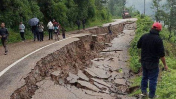 पहिरो र बाढीका कारण देशका विभिन्न राजमार्ग अवरुद्ध