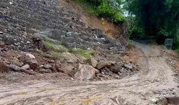 मेची राजमार्ग अवरुद्ध : निरन्तर जमिन भासिँदै, मन्त्रीको निर्देशन कागजमै सीमित