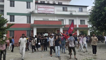 सुदूरपश्चिम प्रदेशको मुख्यमन्त्री कार्यालयमा प्रवेश गरे प्रदर्शनकारी