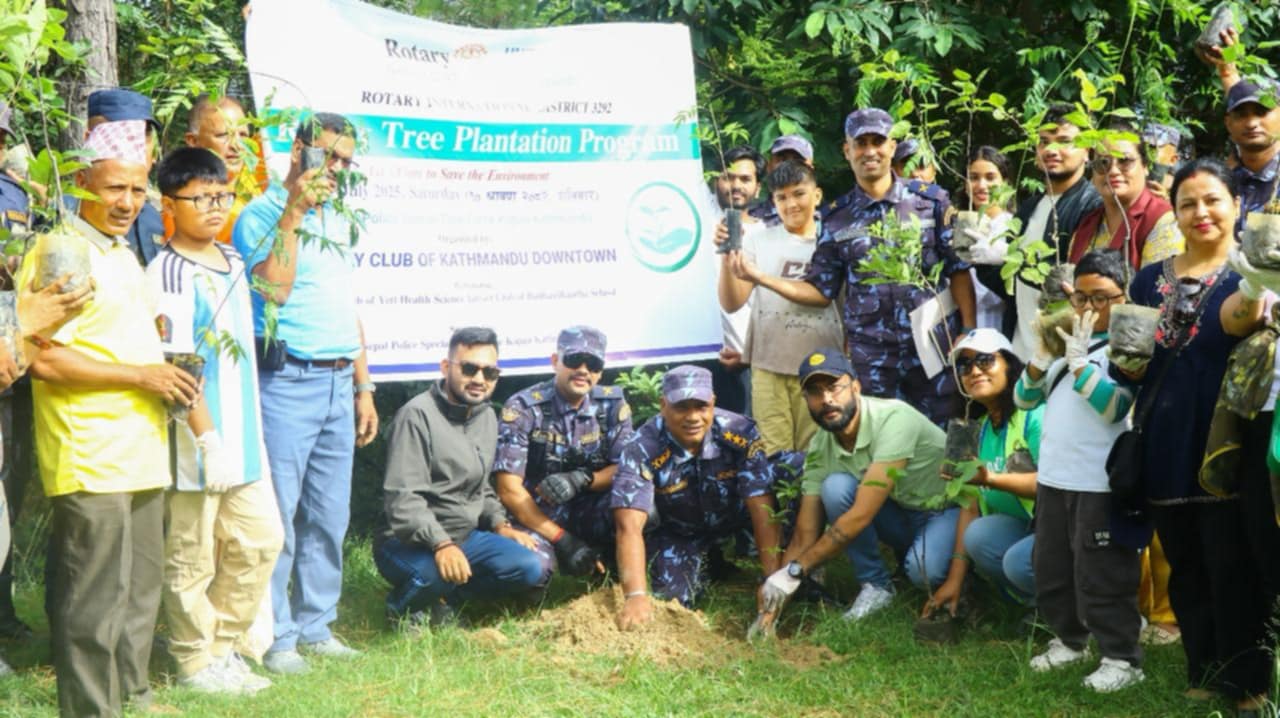 प्रहरी र रोटरीले कपनमा राेपे पाँच सय विरूवा