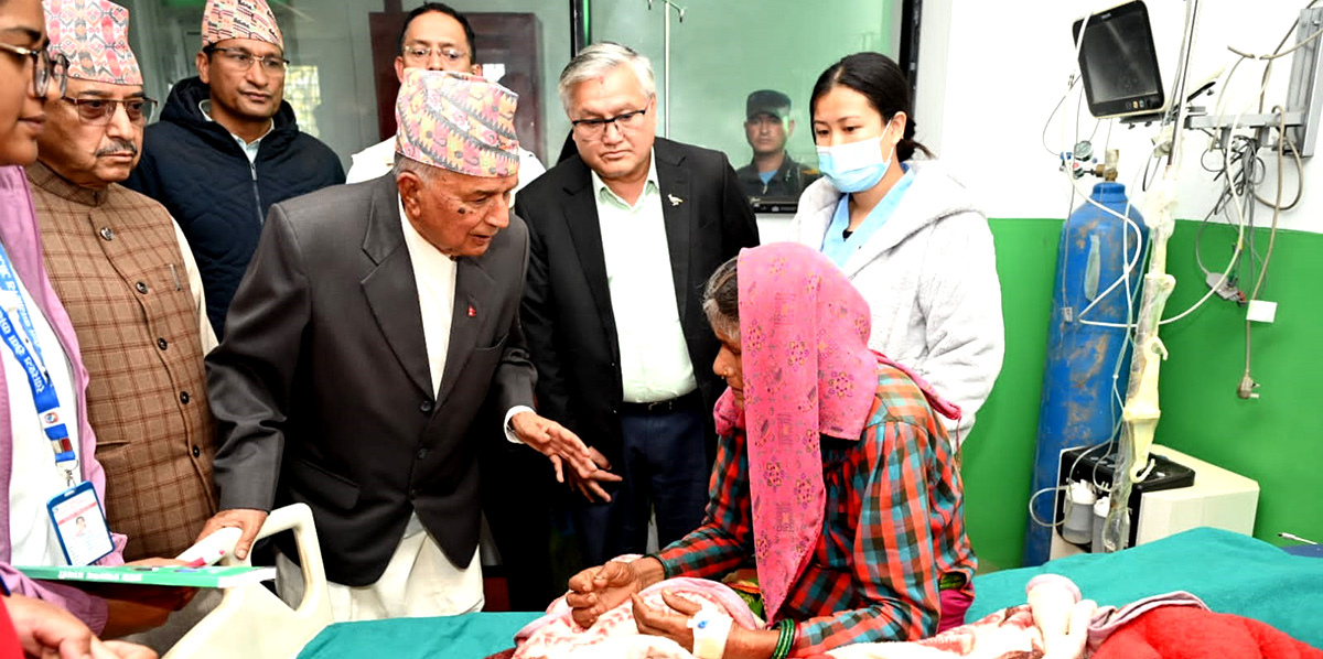 भूकम्पका घाइतेसँग राष्ट्रपति पौडेल [तस्बिरहरू]
