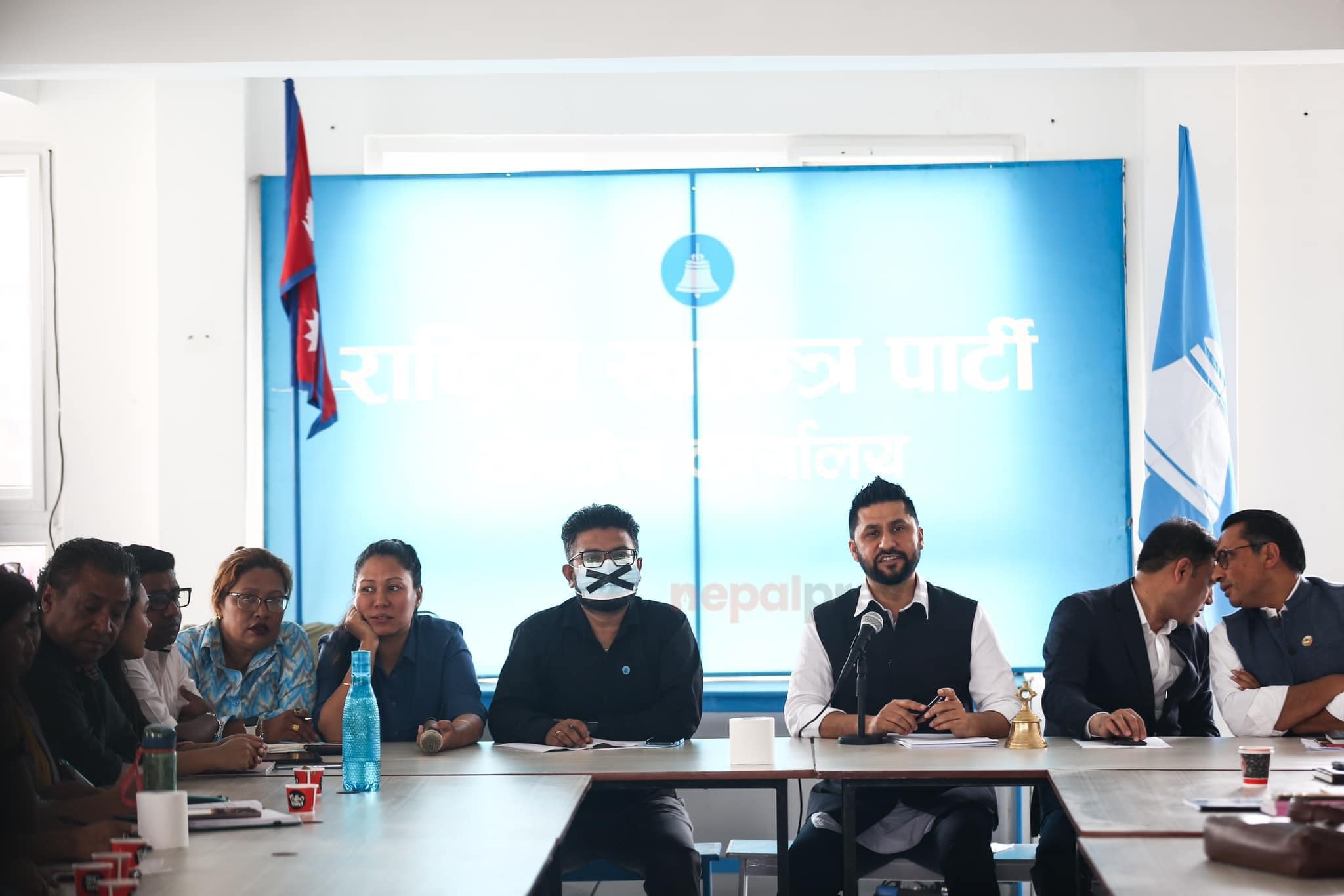 रास्वपा महामन्त्री ढकालले मुखमा टेप टालेपछि बुर्लाकोटीले प्रस्तुत गरे प्रतिवेदन