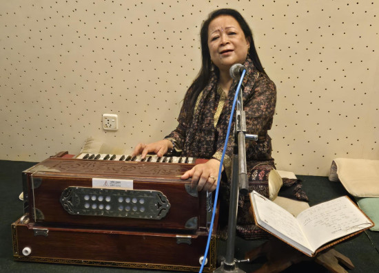 अप्रिलको पलेँटीमा संगीता प्रधान