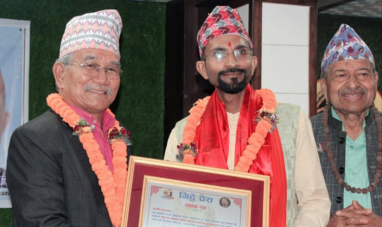 पत्रकार विपी कोइराला राष्ट्रिय पत्रकारिता पुरस्कारबाट सम्मानित