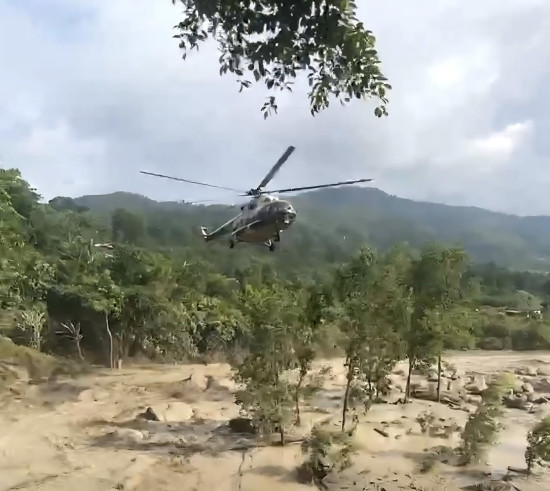 सेनाको हेलिकप्टरद्वारा  दुई जनाको सकुशल उद्धार
