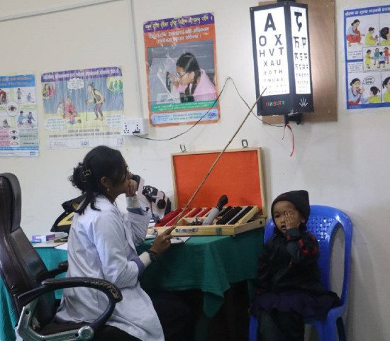 अर्जुनचौपारीमा विद्यार्थीहरुका लागि निःशुल्क आँखा परिक्षण शिविर