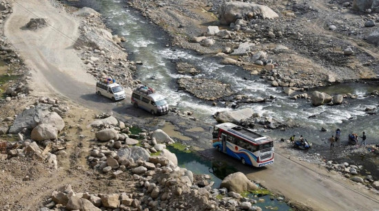 विपी राजमार्ग ठाउँ ठाउँमा अवरुद्ध, खुलाउने प्रयास जारी 