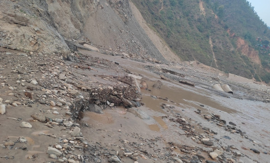 आठ घण्टादेखि बिपी राजमार्ग अवरुद्ध, बेपत्ता महिलाको खोजी गरिँदै