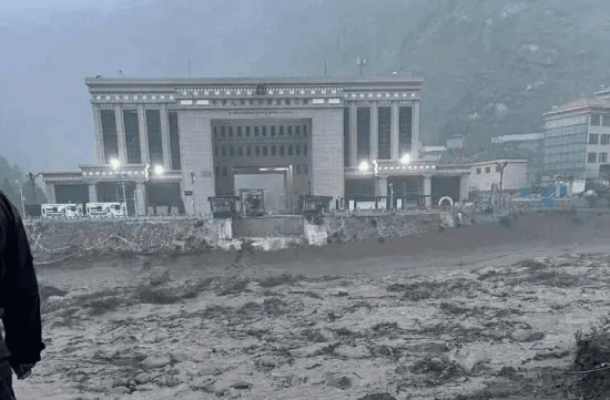 नेपाल–चीन जोड्ने मितेरी पुल बगायो, गाडीसमेत बगे 