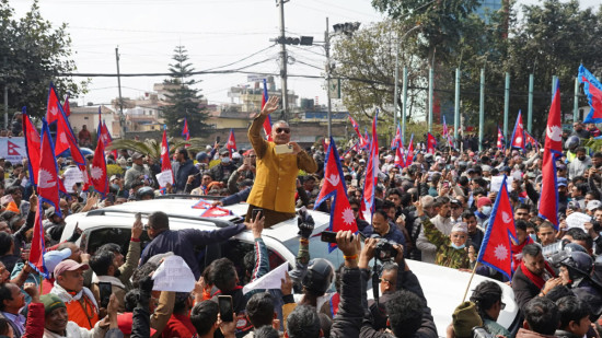 पूर्वराजालाई स्वागत गर्न विमानस्थल पुगे दुर्गा प्रसाई