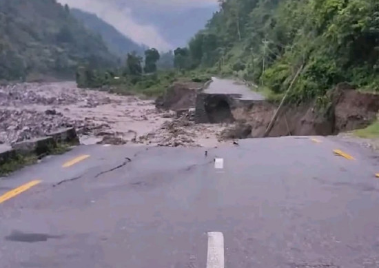 कोशी राजमार्ग बाढीले बगायो, यातायात अवरुद्ध