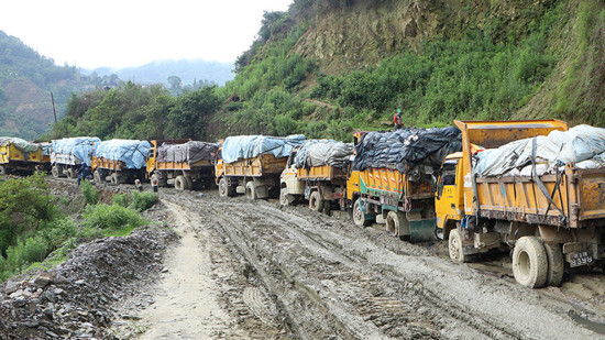 फोहोर बोकेका काठमाडौं महानगरका गाडी स्थानीयले रोके
