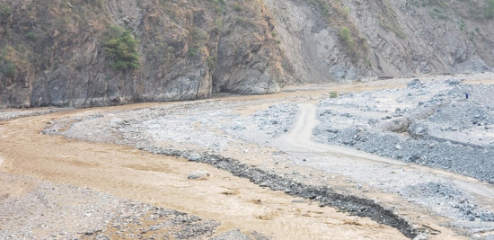 रोशी खोलाले नेपालथोकको डाइभर्सन पनि बगायो, रामेछापको सुनापति आउने सडक अवरुद्ध