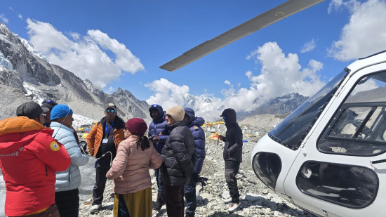 गृहमन्त्री लेखक सगरमाथा आधार शिविरमा, हाल देखिएका समस्या समाधान गर्ने