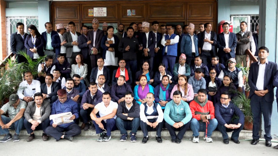 संघीय निजामती सेवा ऐनको विरोधमा कर्मचरीहरुमा धर्नामा