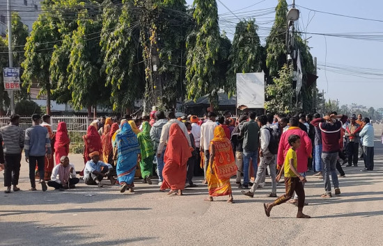 चन्द्रपुर सवारी दुर्घटना : मृतकका परिवारले टायर बालेर गरे प्रदर्शन