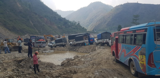 बीपी राजमार्गमा रातको समयमा यात्रुबहाक सवारी सञ्चालनमा रोक