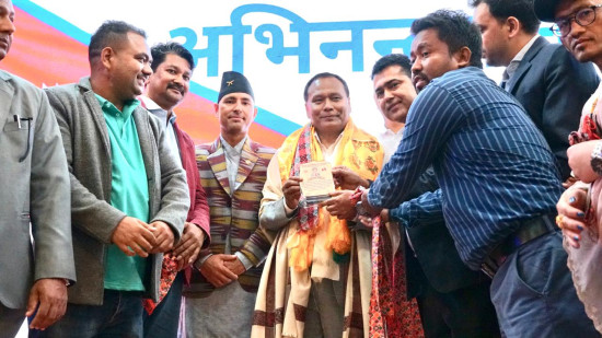 खाडीको भ्रमणमा रहेका कुलमानले भन्छन्– म कुनै पार्टीको झन्डा लिएर आएको होइन्