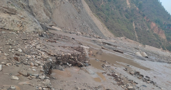 रोशी खोलाले अवरुद्ध गराएको बिपी राजमार्ग खुलाउने प्रयास जारी 