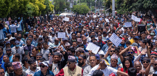 सडका आए यातायात व्यवसायी [फोटो फिचर]