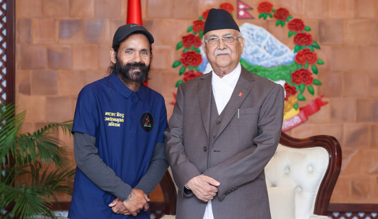 सुर्खेतबाट खाली खुट्टा हिँडेर आएका बोहोराले प्रधानमन्त्रीलाई भेटे