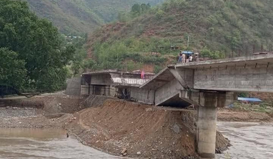 रामेछापमा निर्माण पुरा नहुँदै भत्कियो तामाकोशीको पुल