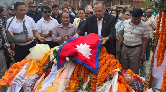 बरिष्ठ साहित्यकार रसिकको अन्तिम संस्कार, झलनाथले ओढाए राष्ट्रिय झन्डा