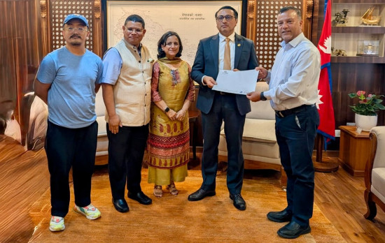 युलेन्स एजुकेसन फाउन्डेसनद्वारा प्रधानमन्त्री राहत कोषमा २० लाख रुपैयाँ हस्तान्तरण