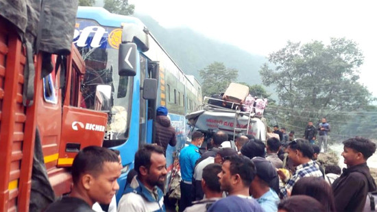 चितवनमा ट्रक, बस र माइक्रो ठोक्किए, ११ जना घाइते
