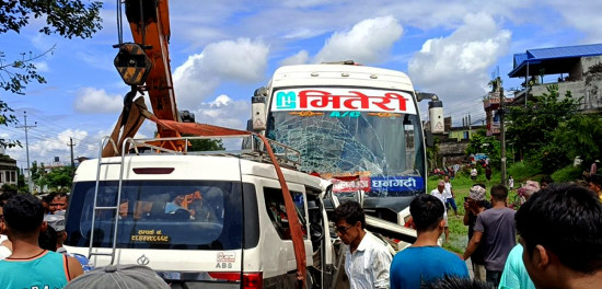 चितवनमा बस र माइक्रो आसपमा ठोक्किए, ५ जनाको मृत्यु, ८ जना घाइते, २ काे अवस्था गम्भीर