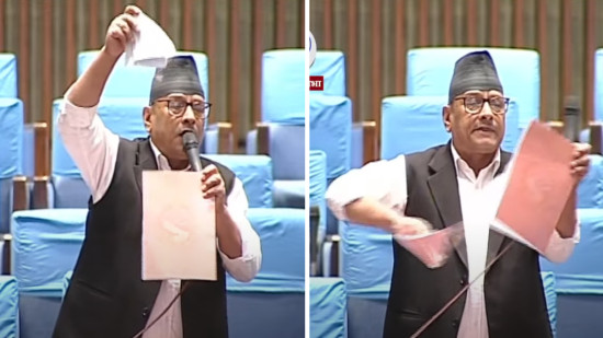 सांसद थापाले च्याते संसदभित्रै बजेट किताब